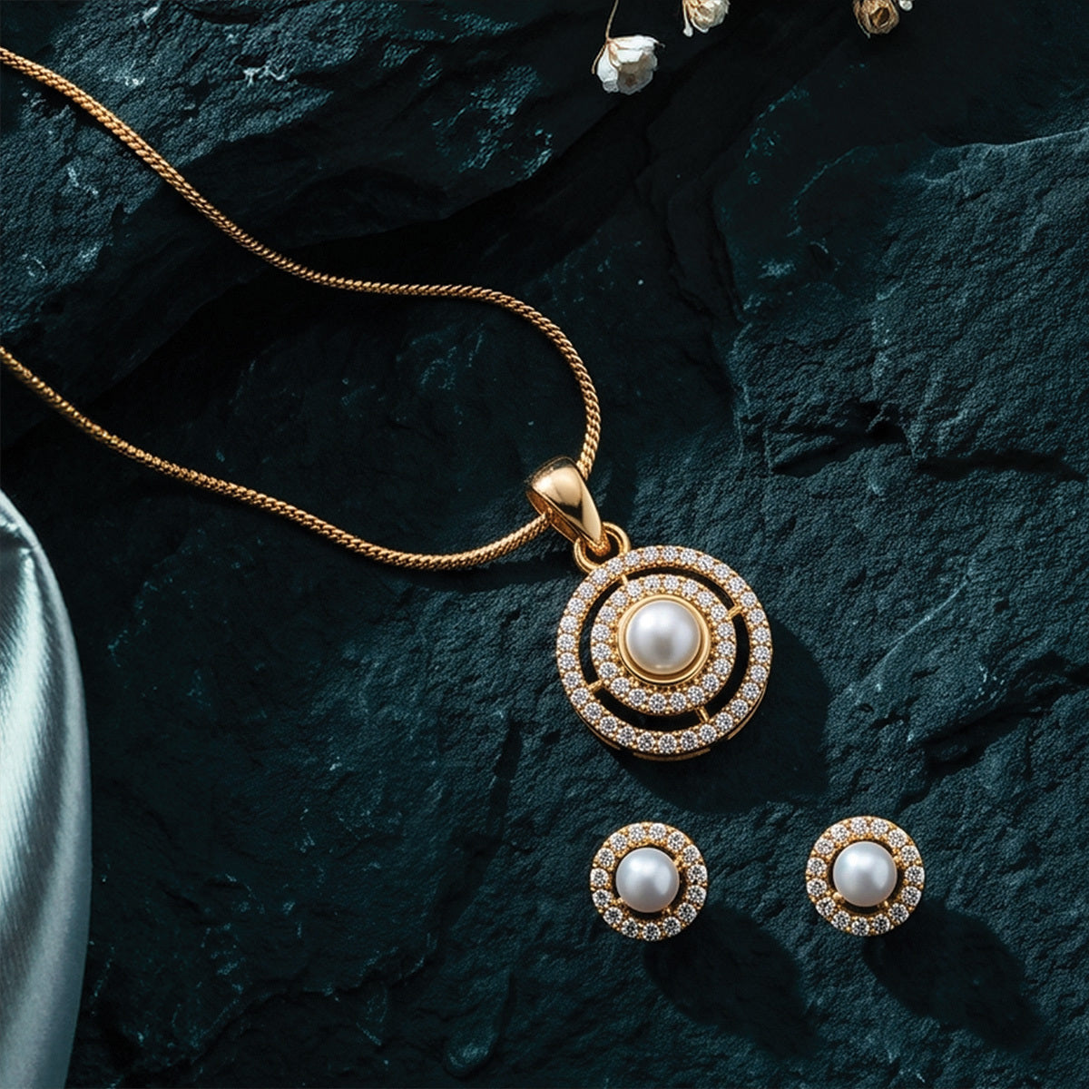 AVON CLASSIC HALO PENDANT SET (4N)