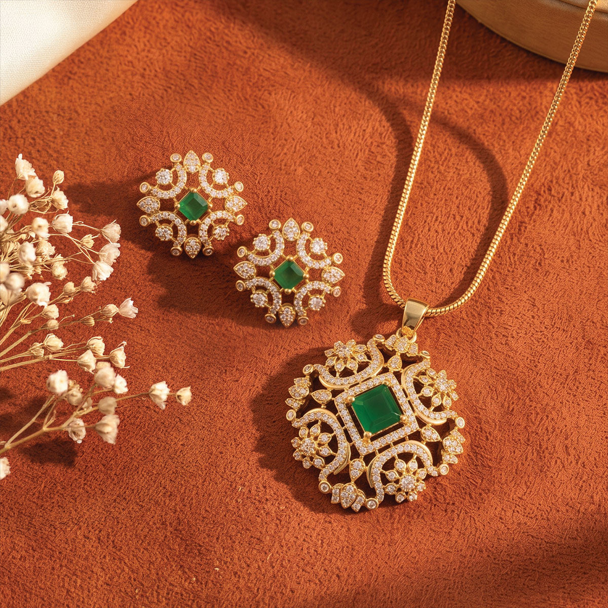 AVON NOOR PENDANT SET (4N)